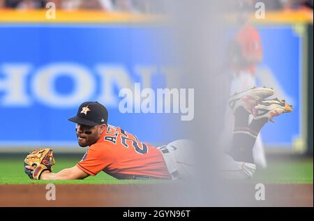 Houston, États-Unis.08 octobre 2021.Houston Astros Jose Altuve fait une prise de plongée d'une ligne de conduite par Chicago White Sox le fielor droit Andrew Vaughn dans le sixième repas du jeu deux des ALDS MLB à minute Maid Park à Houston, Texas le vendredi 8 octobre 2021.Photo de Maria Lysaker/UPI crédit: UPI/Alay Live News Banque D'Images