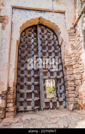 Porte avec des pointes contre les éléphants à une porte du fort de Taragarh à Bundi, État du Rajasthan, Inde Banque D'Images