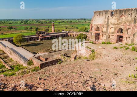 Caravan Serai et Hiran Minar dans l'ancienne ville Fatehpur Sikri, État de l'Uttar Pradesh, Inde Banque D'Images