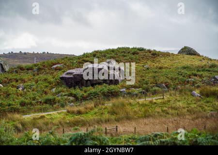 Bloc de granit de la taille d'un bus à impériale à la chute d'eau de Cwmorthin à Tanygrisiau, Blaenau Ffestinog LL41 3TA Banque D'Images