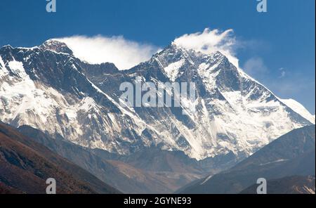 Vue sur le mont Everest, la face rocheuse de Nuptse, le mont Lhotse et Lhotse Shar - parc national de Sagarmatha - Népal Banque D'Images