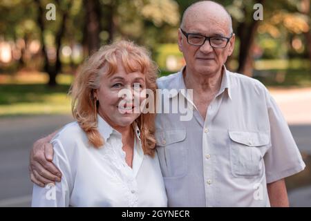 Un couple de personnes âgées heureux en plein air Banque D'Images