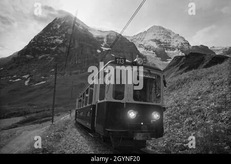 Le Wengernalpbahn, avec l'Eiger et sa célèbre face nord, ou le mur (Eiger Nordwand) de Kleine Schdegeik, Suisse.Version noir et blanc Banque D'Images