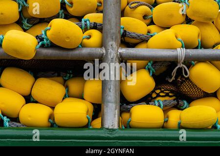 Bouées de pêche jaunes sur un bateau amarré dans le port Banque D'Images