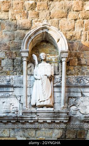 Statue de Saint Jutus sur le mur extérieur du clocher de la cathédrale de Trieste, Trieste, région Friuli Venezia Giulia, Italie Banque D'Images