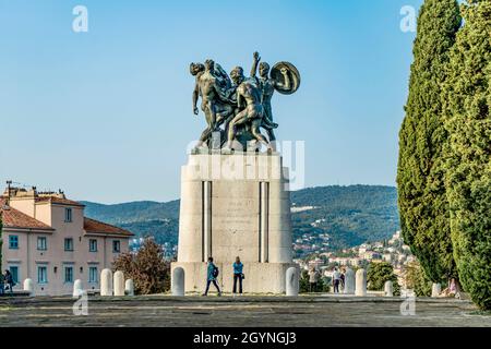 Le Monument aux morts, sculpture en fonte qui commémore les victimes de la première guerre mondiale sur la colline de St Jutus, Trieste, Italie Banque D'Images