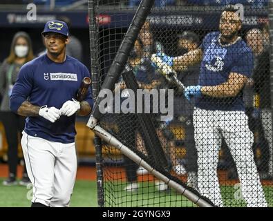 Saint-Pétersbourg, États-Unis.08 octobre 2021.Tampa Bay Rays's Wander Franco (L) et Nelson Cruz se préparer à prendre la pratique de la batte avant le jeu 2 des ALDS contre le Boston Red Sox au Tropicana Field à Saint-Pétersbourg, Floride, le vendredi 8 octobre 2021.Photo de Steven J. Nesius/UPI crédit: UPI/Alamy Live News Banque D'Images