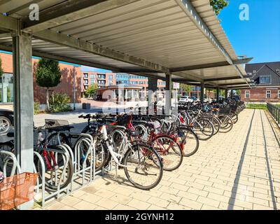BORDESHOLM, ALLEMAGNE - 16 septembre 2021 : nombreuses bicyclettes garées dans un parking à une gare en Allemagne Banque D'Images