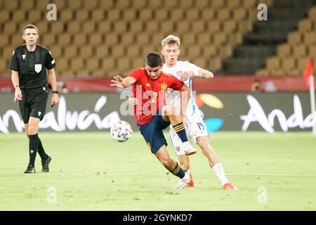 Séville, Espagne.08 octobre 2021.Victor Gomez (L) et Adam Goljan (R) sont vus en action lors de l'UEFA Euro U21/2023 qualification entre l'Espagne et la Slovaquie au stade de la Cartuja à Séville.(Note finale; Espagne 3:2 Slovaquie) crédit: SOPA Images Limited/Alay Live News Banque D'Images