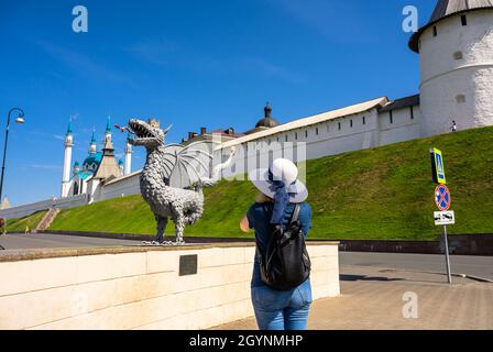 Kazan, Russie - 16 juin 2021 : la jeune femme prend la photo de la statue du dragon au Kremlin de Kazan, au Tatarstan, en Russie.Le Kremlin est la principale attraction touristique de Ka Banque D'Images