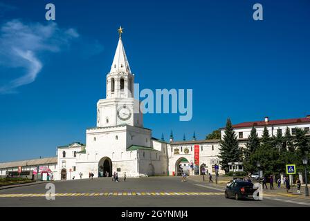 Kazan, Russie - 16 juin 2021 : le Kremlin de Kazan en été, Tatarstan, Russie.C'est le point de repère de Kazan.Vue sur l'ancienne tour Spasskaya et l'entrée principale Banque D'Images