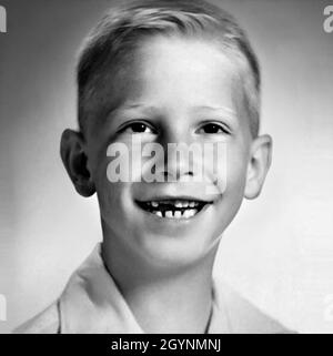 1962 CA, Etats-Unis : le célèbre BILL GATES ( bo?rn à Seattle, 28 octobre 1955? )quand était un jeune garçon de 7 ans.Photographe inconnu .Magnat américain , investisseur et propriétaire de médias fondateur de WINDOWS MICROSOFT Company .Photographe inconnu .- INFORMATICA - INFORMATICO - INFORMATIQUE - INFORMATIQUE - INVENTORE - INVENTEUR - HISTOIRE - FOTO STORICHE - TYCOON - personalità da bambino bambini da giovane - personnalité personnalités quand était jeune - INFANZIA - ENFANCE - BAMBINO - BAMBINI - ENFANTS - ENFANT --- ARCHIVIO GBB Banque D'Images