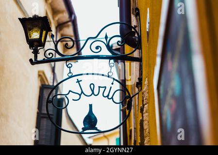 Vérone, Italie - 1er octobre 2021 : panneau de rue pour une osteria italienne traditionnelle où vous pourrez déguster des vins locaux. Banque D'Images