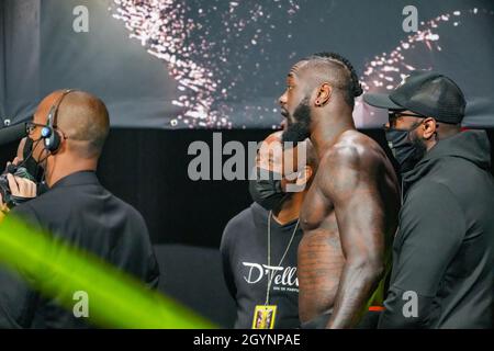 Las Vegas, États-Unis.08 octobre 2021.LAS VEGAS, NV - OCTOBRE 8 : Deontay Wilder et son équipe se mettent à aller-retour avec Tyson Fury et son équipe lors des pesées officielles à MGM Grand Garden Arena pour Tyson Fury vs Deontay Wilder III - pesées le 8 octobre 2021 à Las Vegas, NV, États-Unis.(Photo de Louis Grasse/PxImages) crédit: PX Images/Alamy Live News Banque D'Images