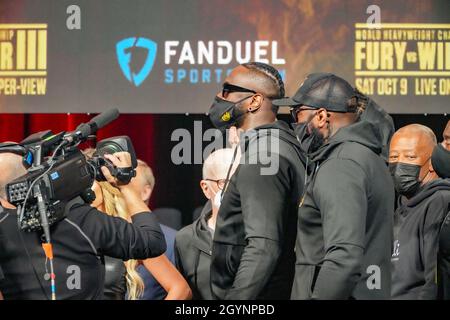 Las Vegas, États-Unis.08 octobre 2021.LAS VEGAS, NV - OCTOBRE 8 : Deontay Wilder et son équipe se mettent à aller-retour avec Tyson Fury et son équipe lors des pesées officielles à MGM Grand Garden Arena pour Tyson Fury vs Deontay Wilder III - pesées le 8 octobre 2021 à Las Vegas, NV, États-Unis.(Photo de Louis Grasse/PxImages) crédit: PX Images/Alamy Live News Banque D'Images