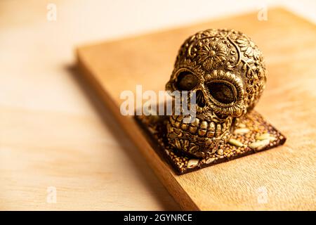 crâne mexicain décoré d'or fait de chocolat gourmet, cadeau traditionnel pour le jour de la mort de 'la de muertos' dans la culture mexicaine appelée 'calaverita Banque D'Images