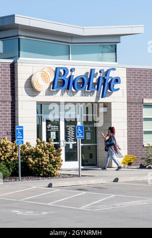 Mounds View, Minnesota.Femme entrant dans le bâtiment des services plasma BioLife.Ils collectent du plasma de haute qualité qui est transformé en plasme de sauvetage Banque D'Images