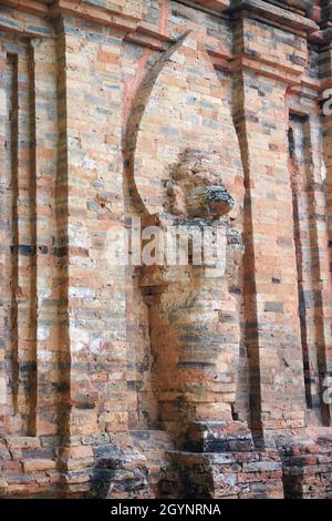 Vue en angle d'une figure sculptée et patientée à l'extérieur de l'une des anciennes Tours po Nagar Cham, située sur la montagne Cù Lao à Nha Trang, au Vietnam Banque D'Images