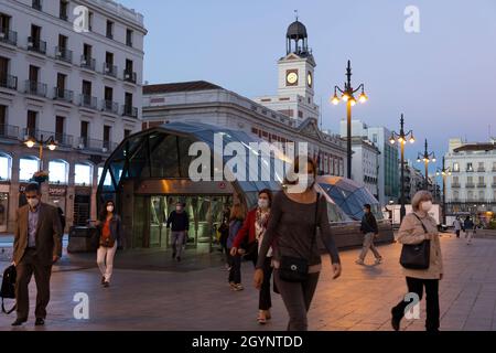 Les navetteurs quittent le métro sur la place publique Puerta del sol à Madrid, Espagne, le mercredi 6 octobre 2021.Cette semaine, le ministère de la Santé a rapporté t Banque D'Images