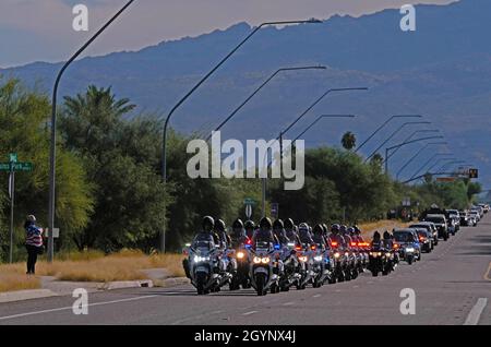 Tucson, Arizona, États-Unis.8 octobre 2021.Les funérailles de Michael G. Garbo, agent spécial de la Drug Enforcement Administration.L'agent Garbo a été tué par un suspect présumé de drogue lors d'une fouille d'un train Amtrak à Tucson .Un autre agent de DEA ainsi qu'un policier de Tucson ont été blessés.Deux suspects transportant une grande quantité de marijuana ont été confrontés à bord du train de voyageurs.Un a ouvert l'agent de tir de feu Garbo et a blessé deux autres.Un suspect a été tué et l'autre arrêté.Des milliers d'agents de l'application de la loi de toute l'Arizona ainsi que des membres du public Banque D'Images