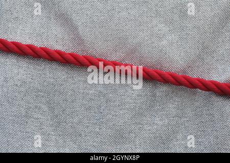 Détail de l'Arc de Triomphe enveloppé dans un tissu bleu-argent attaché avec des cordes rouges sur la place Charles de Gaulle à Paris, France.L'Arc de Triomphe a été enveloppé pendant deux semaines pour être converti en une œuvre d'art telle qu'elle a été conçue par Christo et Jeanne-Claude en septembre 2021. Banque D'Images