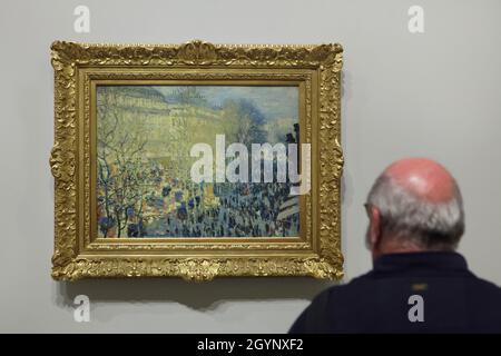 Visiteur devant le tableau « Boulevard des Capucines » du peintre impressionniste français Claude Monet (1873) exposé à l'exposition « les icônes de l'art moderne de la collection Morozov » de la Fondation Louis Vuitton à Paris, France.L'exposition se déroule jusqu'au 22 février 2022. Banque D'Images