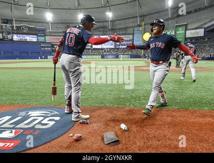 Saint-Pétersbourg, États-Unis.08 octobre 2021.Boston Red Sox sur le pont batter Hunter Renfroe (10) se joint pour féliciter Alex Verdugo après son solo à la maison au large de Tampa Bay reliRays Collin McHugh lors du troisième repas du jeu 2 des ALDS au Tropicana Field à Saint-Pétersbourg, Floride, le vendredi 8 octobre 2021.Photo de Steven J. Nesius/UPI crédit: UPI/Alamy Live News Banque D'Images