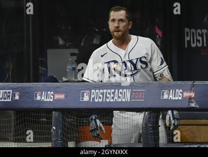 Saint-Pétersbourg, États-Unis.08 octobre 2021.Jordan Lulop de Tampa Bay Rays se tient dans le dugout après qu'il a frappé une grande slam au départ de Boston Red Sox Chris sale pendant le premier repas du jeu 2 des ALDS au Tropicana Field à Saint-Pétersbourg, Floride, le vendredi 8 octobre 2021.Photo de Steven J. Nesius/UPI crédit: UPI/Alamy Live News Banque D'Images