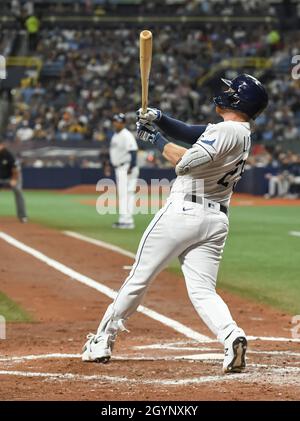 Saint-Pétersbourg, États-Unis.08 octobre 2021.Le Lulop Jordan de Tampa Bay Rays a frappé une grande gime au large de Boston Red Sox Starter Chris sale lors du premier repas du deuxième jeu des ALDS au Tropicana Field à Saint-Pétersbourg, Floride, le vendredi 8 octobre 2021.Photo de Steven J. Nesius/UPI crédit: UPI/Alamy Live News Banque D'Images