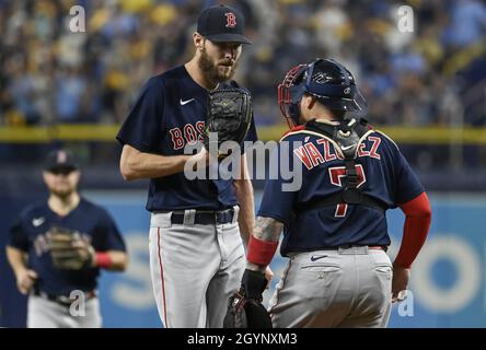 Saint-Pétersbourg, États-Unis.08 octobre 2021.Christian Vazquez (7), un attrape-fou de Boston Red Sox, discute avec le lanceur Chris sale lors du premier repas du deuxième jeu des ALDS contre les Tampa Bay Rays au Tropicana Field à Saint-Pétersbourg, en Floride, le vendredi 8 octobre 2021.Photo de Steven J. Nesius/UPI crédit: UPI/Alamy Live News Banque D'Images