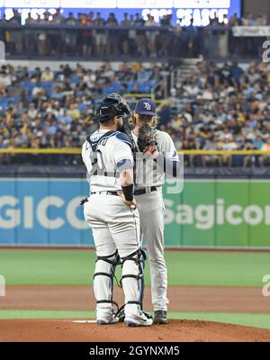 Saint-Pétersbourg, États-Unis.08 octobre 2021.Mike Zunino, le receveur des rayons de la baie de Tampa (10), s'entretient avec le lanceur Shane Bay sur la plaie lors du premier repas du deuxième match des ALDS contre le Boston Red Sox au Tropicana Field à Saint-Pétersbourg, en Floride, le vendredi 8 octobre 2021.Photo de Steven J. Nesius/UPI crédit: UPI/Alamy Live News Banque D'Images