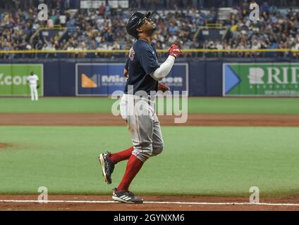 Saint-Pétersbourg, États-Unis.08 octobre 2021.Xander Bogaerts de Boston Red Sox se dirige vers la maison après avoir frappé une maison en solo au départ de Tampa Bay Rays Shane Bay pendant le troisième repas du jeu 2 des ALDS au Tropicana Field à Saint-Pétersbourg, en Floride, le vendredi 8 octobre 2021.Photo de Steven J. Nesius/UPI crédit: UPI/Alamy Live News Banque D'Images