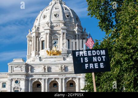 St. Paul, Minnesota.Arrêtez la manifestation du mandat.Manifestation pour mettre fin aux mandats et passeports relatifs aux vaccins.Mouvement anti-vaccin. Banque D'Images