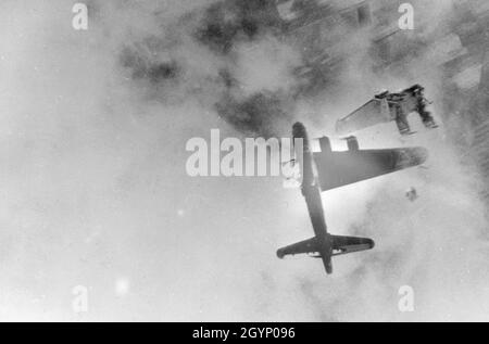 Un Boeing B-17F tombant après son aile gauche a été expulsé par un me-262 au-dessus de Crantenburg, en Allemagne. Banque D'Images