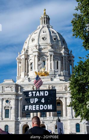 St. Paul, Minnesota.Arrêtez la manifestation du mandat.Manifestation pour mettre fin aux mandats et passeports relatifs aux vaccins.Mouvement anti-vaccin. Banque D'Images