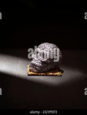 Crâne mexicain ornementé fait de chocolat gourmet, cadeau traditionnel pour le jour de la mort de 'la de muertos' dans la culture mexicaine appelée 'calaverita de azuc Banque D'Images