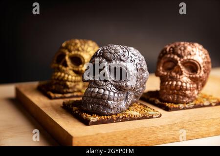 Crâne mexicain ornementé comestible fait de chocolat gourmet, cadeau traditionnel pour le jour de la mort de 'de muertos' dans la culture mexicaine appelée 'calaverita Banque D'Images