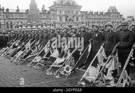 Les soldats de l’Armée rouge lancent des normes du troisième Reich devant le mausolée de Lénine.Les soldats les portant portaient des gants pour démontrer leur haine de l'Allemagne nazie, et ils ont même brûlé les gants par la suite. Banque D'Images