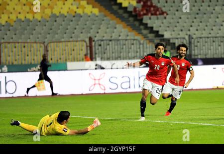 Alexandrie, Égypte.8 octobre 2021.Mohamed Salah (R) et Omar Marmoush (C) d'Égypte célèbrent lors du match de qualification de la coupe du monde FIFA 2022 entre l'Égypte et la Libye à Alexandrie (Égypte), le 8 octobre 2021.Crédit: Mohamed Asad/Xinhua/Alamy Live News Banque D'Images