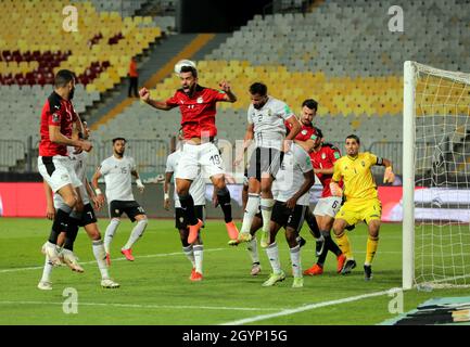 Alexandrie, Égypte.8 octobre 2021.Abdallah El-Said (C, front) d'Égypte vie avec Abdullah Al Sharif (R, front) de Libye lors du match de qualification de la coupe du monde FIFA 2022 entre l'Égypte et la Libye à Alexandrie (Egypte), le 8 octobre 2021.Crédit: Mohamed Asad/Xinhua/Alamy Live News Banque D'Images