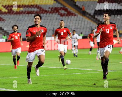 Alexandrie, Égypte.8 octobre 2021.Omar Marmoush (2e L) d'Égypte fête lors du match de qualification de la coupe du monde FIFA 2022 entre l'Égypte et la Libye à Alexandrie, en Égypte, le 8 octobre 2021.Crédit: Mohamed Asad/Xinhua/Alamy Live News Banque D'Images