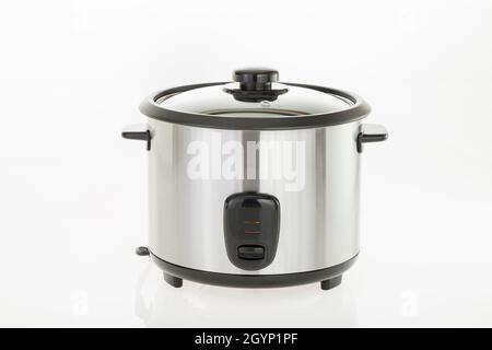 Cuiseur électrique à riz isolé sur fond blanc Banque D'Images