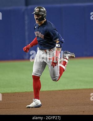 Saint-Pétersbourg, États-Unis.08 octobre 2021.Le Kiki Hernandez de Boston Red Sox se détourne vers son dugout après avoir frappé une course à domicile en solo au large de Tampa Bay Rays Collin McHugh pendant le cinquième repas du jeu 2 des ALDS au Tropicana Field à Saint-Pétersbourg, en Floride, le vendredi 8 octobre 2021.Photo de Steven J. Nesius/UPI crédit: UPI/Alamy Live News Banque D'Images