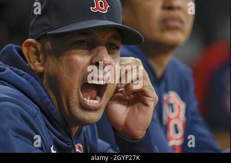 Saint-Pétersbourg, États-Unis.08 octobre 2021.Alex Cora, le Red Manager de Boston, s'éfond pour attirer l'attention de l'hitter Sox sur le pont lors du cinquième repas du jeu 2 des ALDS contre les Tampa Bay Rays au Tropicana Field à Saint-Pétersbourg, en Floride, le vendredi 8 octobre 2021.Photo de Steven J. Nesius/UPI crédit: UPI/Alamy Live News Banque D'Images