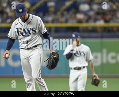 Saint-Pétersbourg, États-Unis.08 octobre 2021.Tampa Bay Rays reliever Collin MvHugh joue la butte après avoir marché à Boston Red Sox Rafael Devers pendant le cinquième repas du jeu 2 des ALDS au Tropicana Field à Saint-Pétersbourg, Floride, le vendredi 8 octobre 2021.Photo de Steven J. Nesius/UPI crédit: UPI/Alamy Live News Banque D'Images