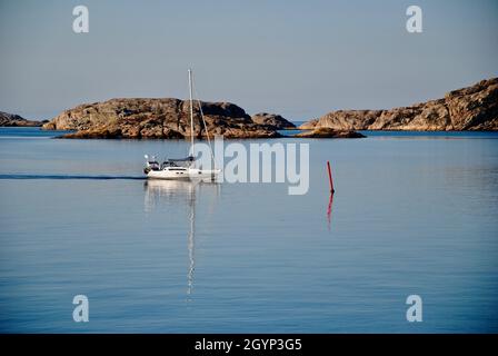 Bateau passant par les îles de l'archipel de Fjällbacka sur la côte ouest suédoise Banque D'Images