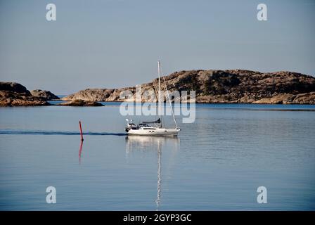 Bateau passant par les îles de l'archipel de Fjällbacka sur la côte ouest suédoise Banque D'Images