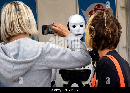 Rome, Italie.08 octobre 2021.Deux femmes interagissent avec un robot lors de la 9e édition de Maker faire, le plus grand événement européen sur l'innovation.Crédit : SOPA Images Limited/Alamy Live News Banque D'Images