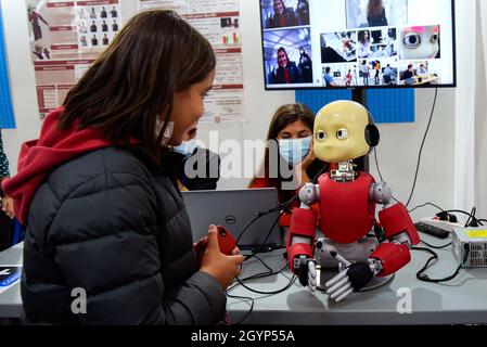 Rome, Italie.08 octobre 2021.Une petite fille interagit avec un robot lors de la 9e édition de Maker faire, le plus grand événement européen sur l'innovation.Crédit : SOPA Images Limited/Alamy Live News Banque D'Images