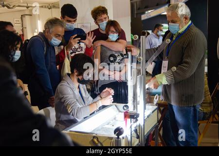 Rome, Italie.08 octobre 2021.Les techniciens montrent le fonctionnement de leur machine à filament en silicone lors de la 9e édition de la plus grande innovation de Maker faire Europe.Crédit : SOPA Images Limited/Alamy Live News Banque D'Images